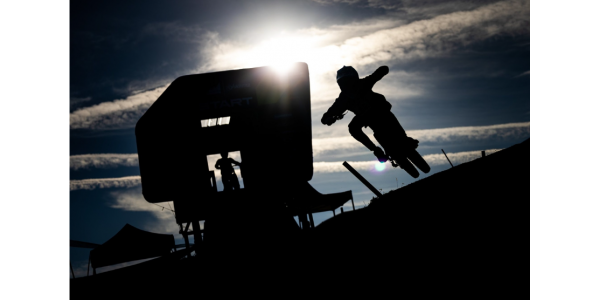 Loic Bruni et Hall ont remporté respectivement les championnats élite masculin et féminin.